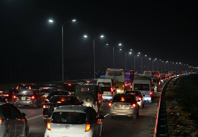 Tối mùng 4 Tết, ô tô xếp hàng dài ở 2 đầu trạm thu phí Pháp Vân đi Hà Nội