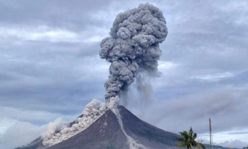 Indonesia nâng mức cảnh báo tối đa khi núi lửa phun trào