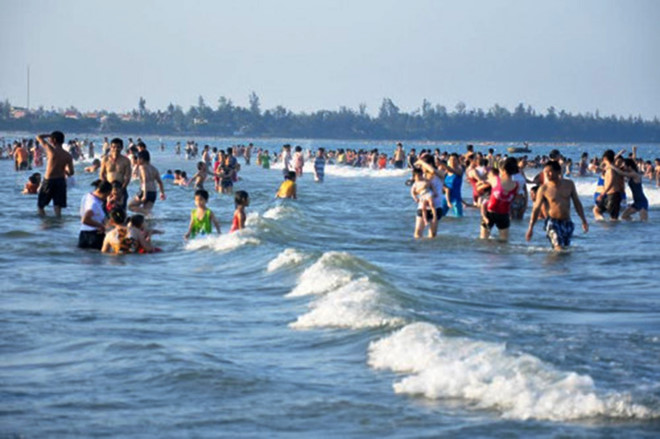 Tắm biển đầu năm mới, 3 người bị sóng cuốn