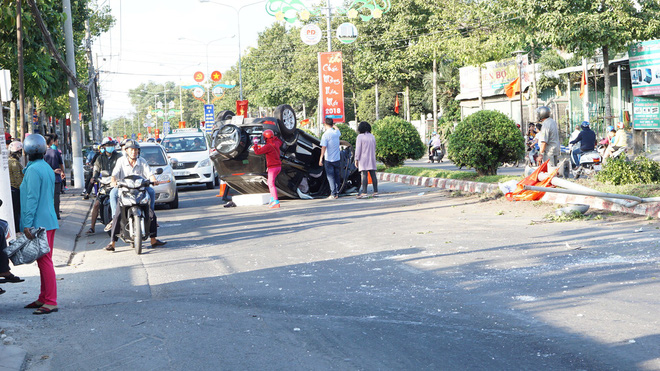 Xế hộp phơi bụng ngày mùng 4 Tết, người dân phá cửa cứu tài xế