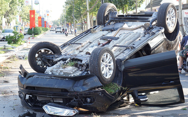 Xế hộp phơi bụng ngày mùng 4 Tết, người dân phá cửa cứu tài xế