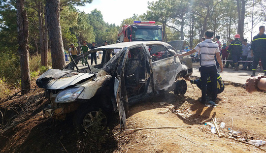 Nghi vấn cha châm lửa đốt xe tự tử cùng con 5 tuổi