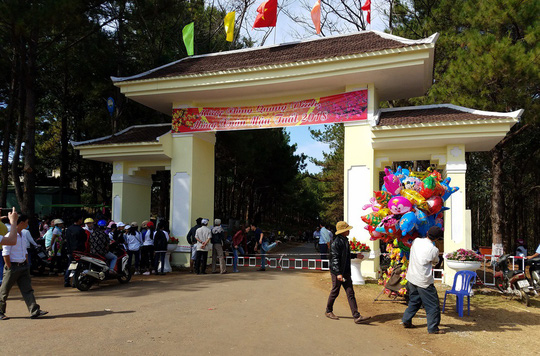 Nghi vấn cha châm lửa đốt xe tự tử cùng con 5 tuổi