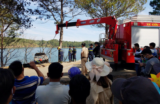 Nghi vấn cha châm lửa đốt xe tự tử cùng con 5 tuổi