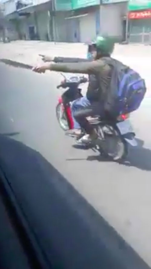 Hai thanh niên cầm hung khí chém xe khách trên quốc lộ 1