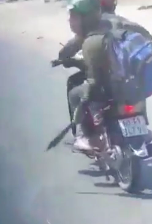Hai thanh niên cầm hung khí chém xe khách trên quốc lộ 1