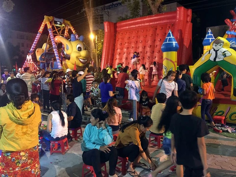 Đưa vợ con đi chơi Tết, bị cây rơi trúng đầu, bất tỉnh