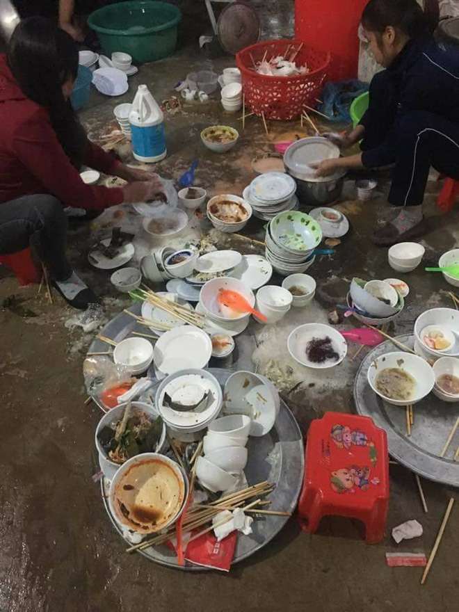 Hết Tết thì buồn thật nhưng nghĩ đến chuyện không phải rửa cả đống chén dĩa nữa là lại vui Hết Tết thì buồn thật nhưng nghĩ đến chuyện không phải rửa cả đống chén dĩa nữa là lại vui