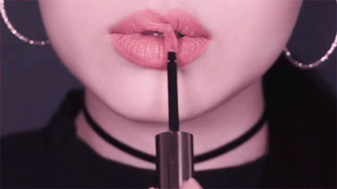 Sang năm 2018, tô son nhoè ra viền và rắc nhũ là xu hướng đang được dự đoán sẽ hot!