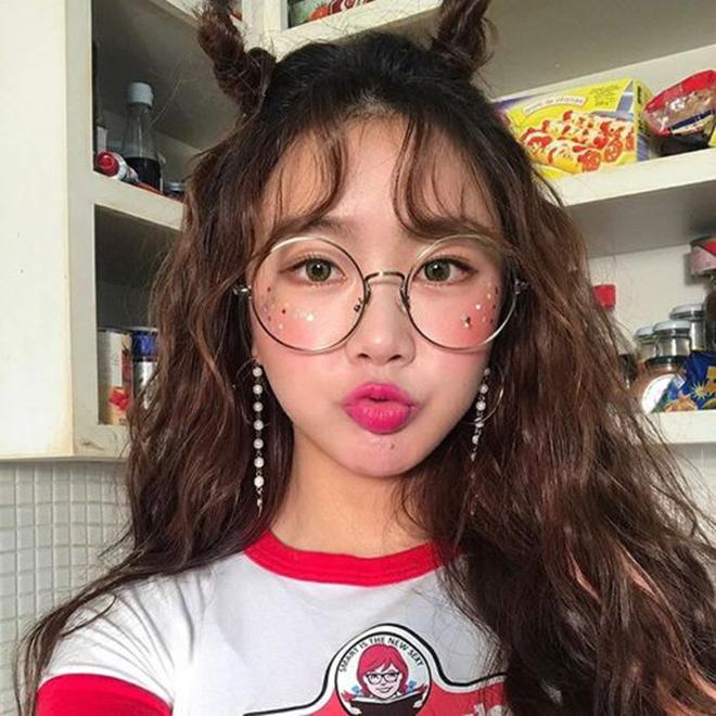 Sang năm 2018, tô son nhoè ra viền và rắc nhũ là xu hướng đang được dự đoán sẽ hot!