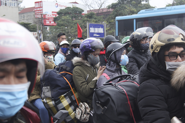 Muôn kiểu vận chuyển... trên xe máy lên Thủ đô