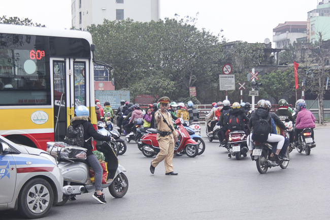 Muôn kiểu vận chuyển... trên xe máy lên Thủ đô
