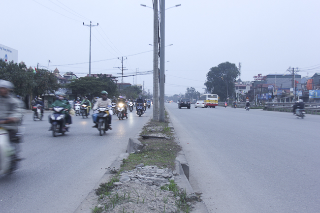 Muôn kiểu vận chuyển... trên xe máy lên Thủ đô