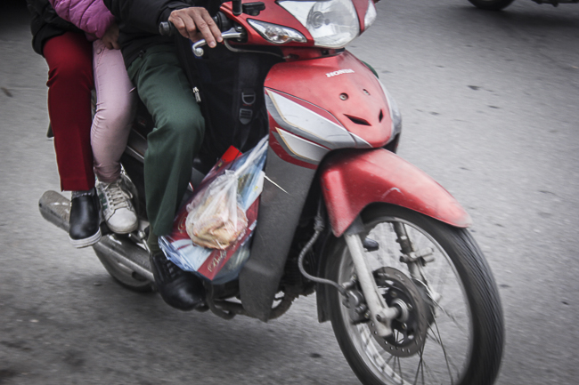 Muôn kiểu vận chuyển... trên xe máy lên Thủ đô