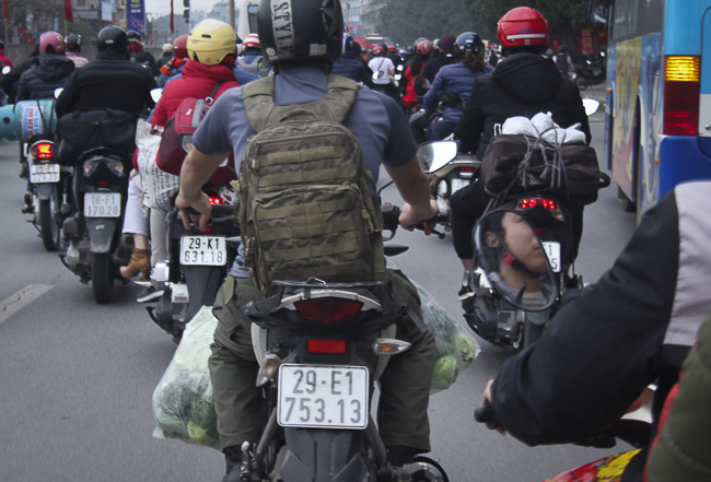 Muôn kiểu vận chuyển... trên xe máy lên Thủ đô