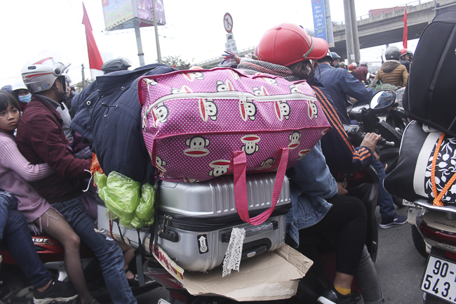 Muôn kiểu vận chuyển... trên xe máy lên Thủ đô