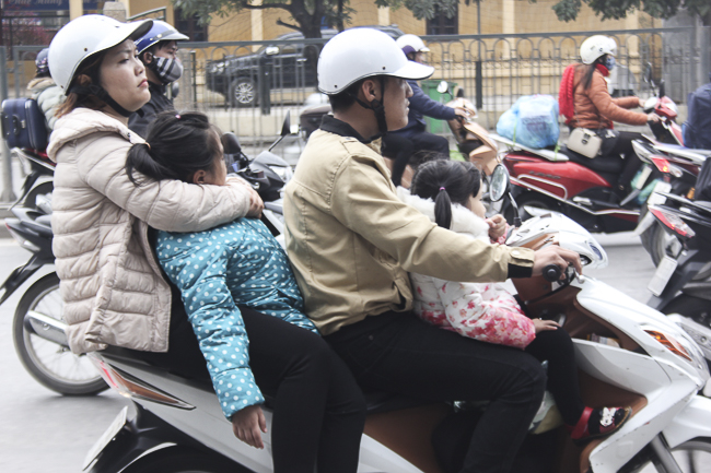 Muôn kiểu vận chuyển... trên xe máy lên Thủ đô