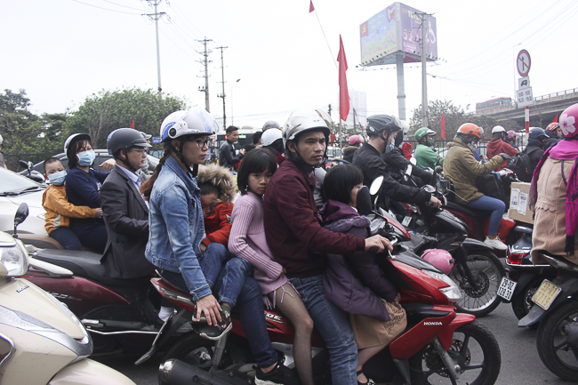 Muôn kiểu vận chuyển... trên xe máy lên Thủ đô