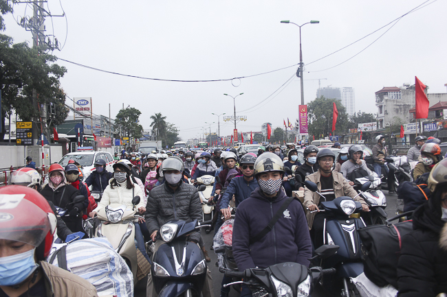 Muôn kiểu vận chuyển... trên xe máy lên Thủ đô