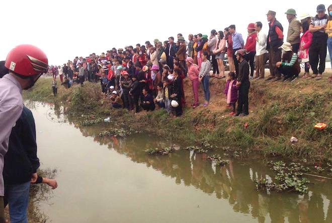 Đã bắt con cá nổi ở kênh mà người dân ùn ùn kéo đến xem mấy ngày Tết