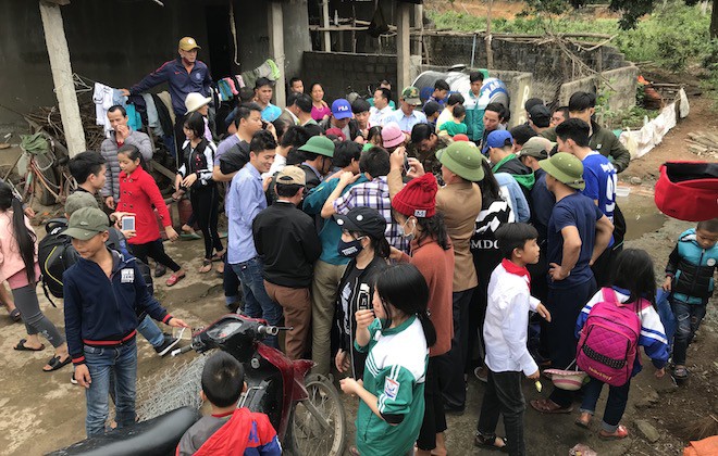 Đã bắt con cá nổi ở kênh mà người dân ùn ùn kéo đến xem mấy ngày Tết