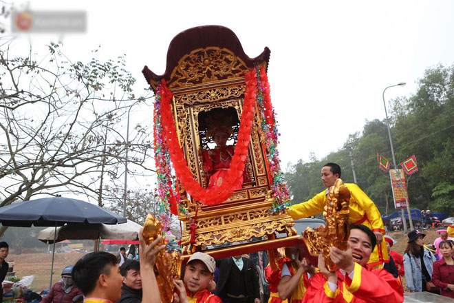 Tướng bà 9 tuổi được kiệu rước, bảo vệ để không bị bắt cóc ở hội Gióng