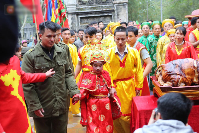 Tướng bà 9 tuổi được kiệu rước, bảo vệ để không bị bắt cóc ở hội Gióng Tướng bà 9 tuổi được kiệu rước, bảo vệ để không bị bắt cóc ở hội Gióng