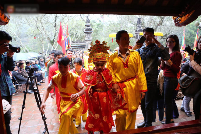 Tướng bà 9 tuổi được kiệu rước, bảo vệ để không bị bắt cóc ở hội Gióng