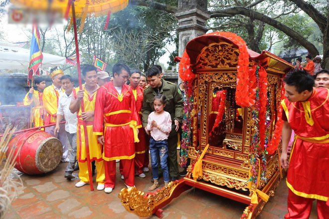 Tướng bà 9 tuổi được kiệu rước, bảo vệ để không bị bắt cóc ở hội Gióng