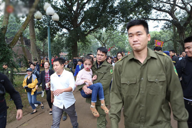 Tướng bà 9 tuổi được kiệu rước, bảo vệ để không bị bắt cóc ở hội Gióng Tướng bà 9 tuổi được kiệu rước, bảo vệ để không bị bắt cóc ở hội Gióng
