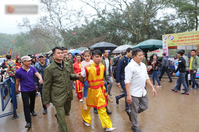 Tướng bà 9 tuổi được kiệu rước, bảo vệ để không bị bắt cóc ở hội Gióng