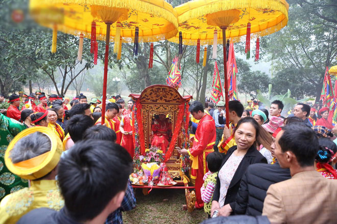 Tướng bà 9 tuổi được kiệu rước, bảo vệ để không bị bắt cóc ở hội Gióng