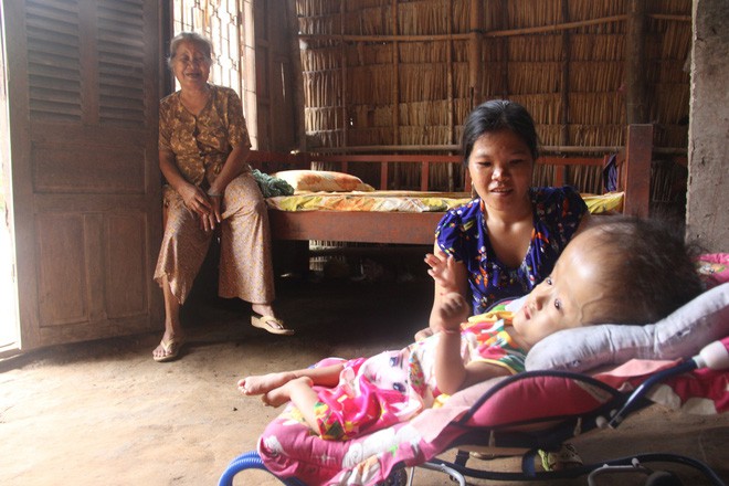 Phép màu kỳ diệu đến với cặp vợ chồng trẻ nuôi con gái 4 tuổi bị não úng thủy, đầu to gấp 3 lần trong năm mới