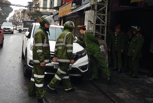 Cảnh sát niêm phong nhiều ôtô trên phố cổ Hà Nội