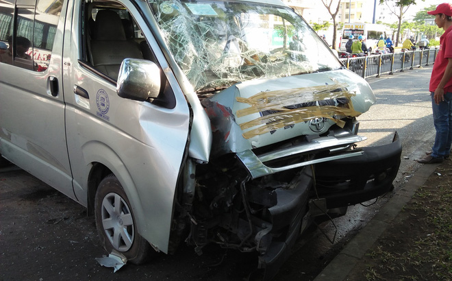 Ô tô khách nổ lốp rồi lao vào dòng xe máy ngày đi làm đầu năm