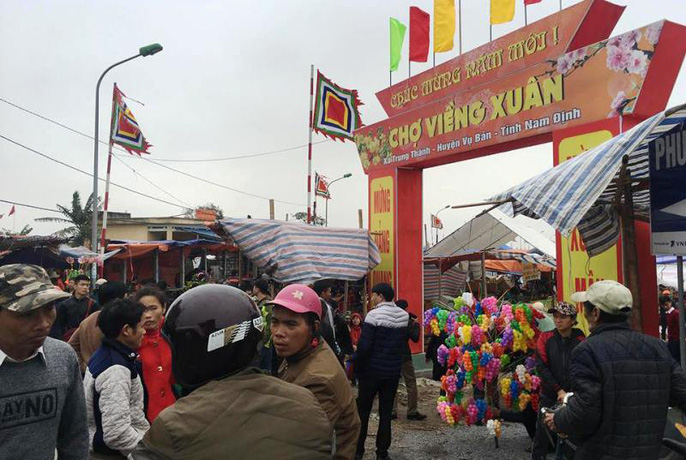 Biển người đang ùn ùn đổ về phiên chợ mua may bán rủi Biển người đang ùn ùn đổ về phiên chợ mua may bán rủi