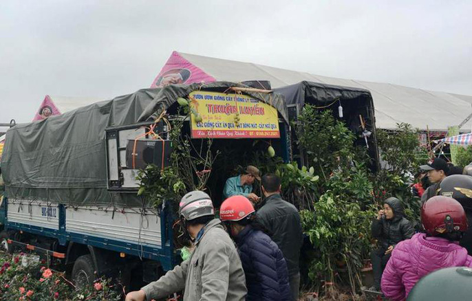Biển người đang ùn ùn đổ về phiên chợ mua may bán rủi Biển người đang ùn ùn đổ về phiên chợ mua may bán rủi