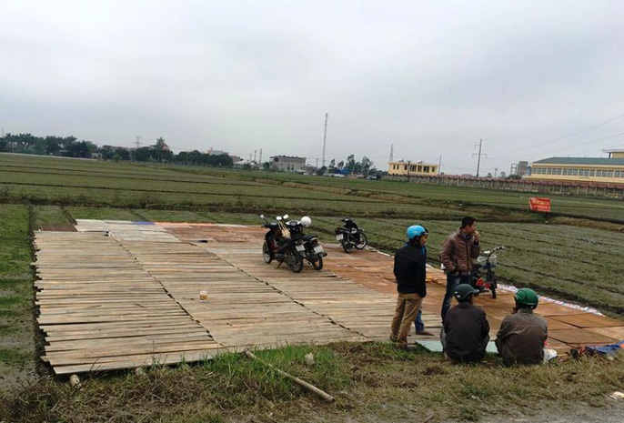 Biển người đang ùn ùn đổ về phiên chợ mua may bán rủi Biển người đang ùn ùn đổ về phiên chợ mua may bán rủi