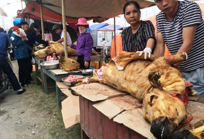 Biển người đang ùn ùn đổ về phiên chợ mua may bán rủi Biển người đang ùn ùn đổ về phiên chợ mua may bán rủi