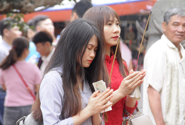 Lễ hội chùa Hương: Du khách méo mặt vì bị chặt chém