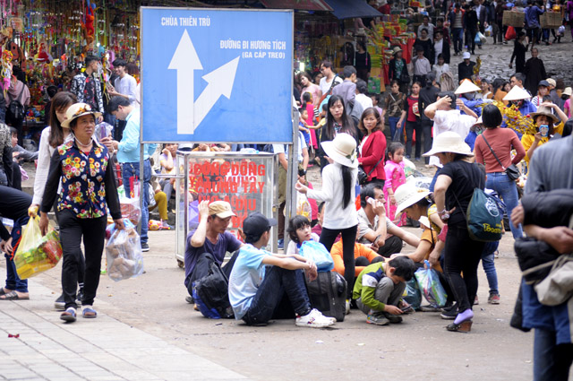 Lễ hội chùa Hương: Du khách méo mặt vì bị chặt chém