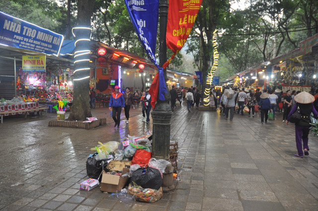 Lễ hội chùa Hương: Du khách méo mặt vì bị chặt chém