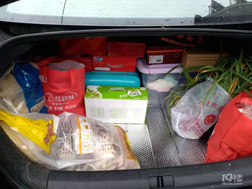 Bố mẹ chất đồ quê đầy ôtô cho con lên thành phố