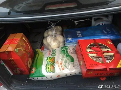 Bố mẹ chất đồ quê đầy ôtô cho con lên thành phố