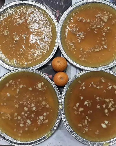 Bố mẹ chất đồ quê đầy ôtô cho con lên thành phố