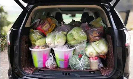 Bố mẹ chất đồ quê đầy ôtô cho con lên thành phố