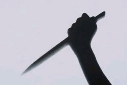 Mâu thuẫn, vợ dùng dao đâm vào ngực chồng gây trọng thương