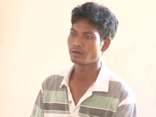 Tắm ở nhà vệ sinh công cộng, bé gái bị kẻ lạ khống chế hiếp dâm