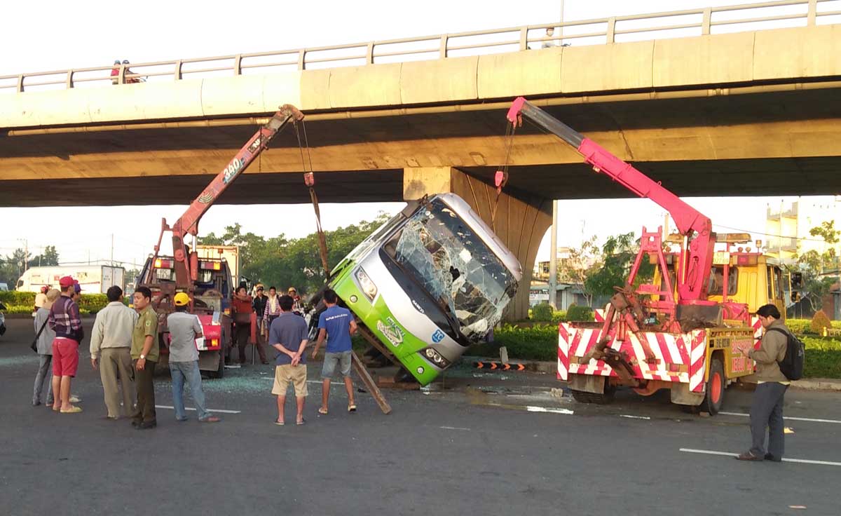 Gần chục người kêu cứu trong xe khách bị lật ở Sài Gòn