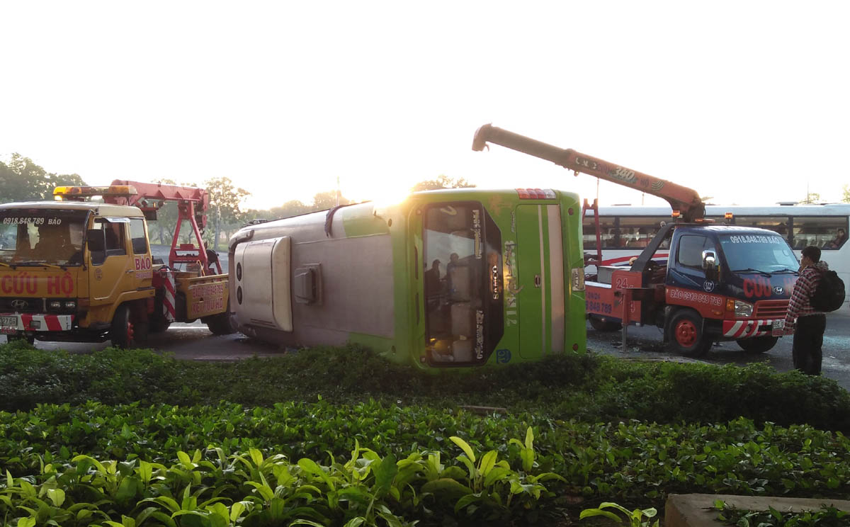 Gần chục người kêu cứu trong xe khách bị lật ở Sài Gòn